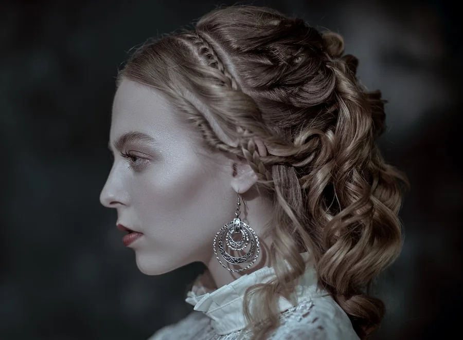1800s hairstyle with loose curls
