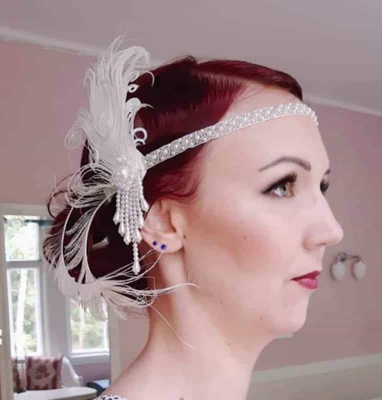 1920s women hairstyles with feathered tiara 