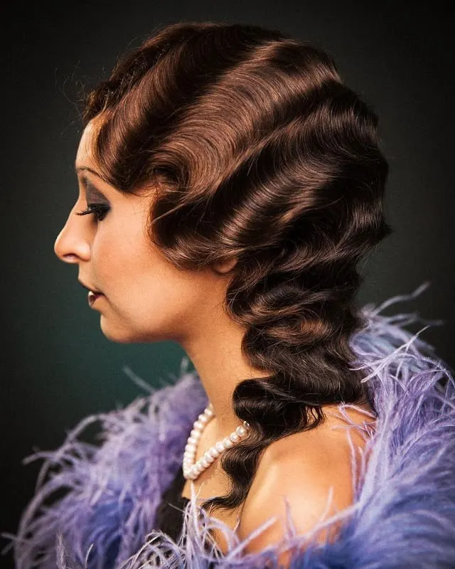 1920s long hairstyle with finger waves