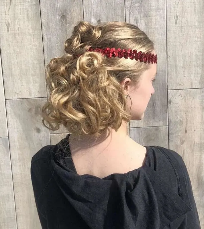 1920s long hairstyle with headband