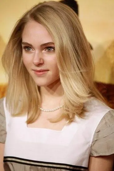 Annasophia-Robb-medium-length-hair-style