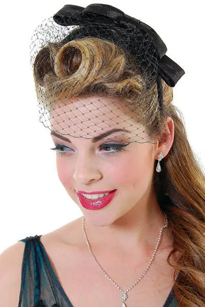  Fringe roll hairstyle for 1940s girl 