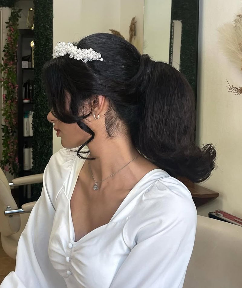 Voluminous 60s flip ponytail with pearl headband