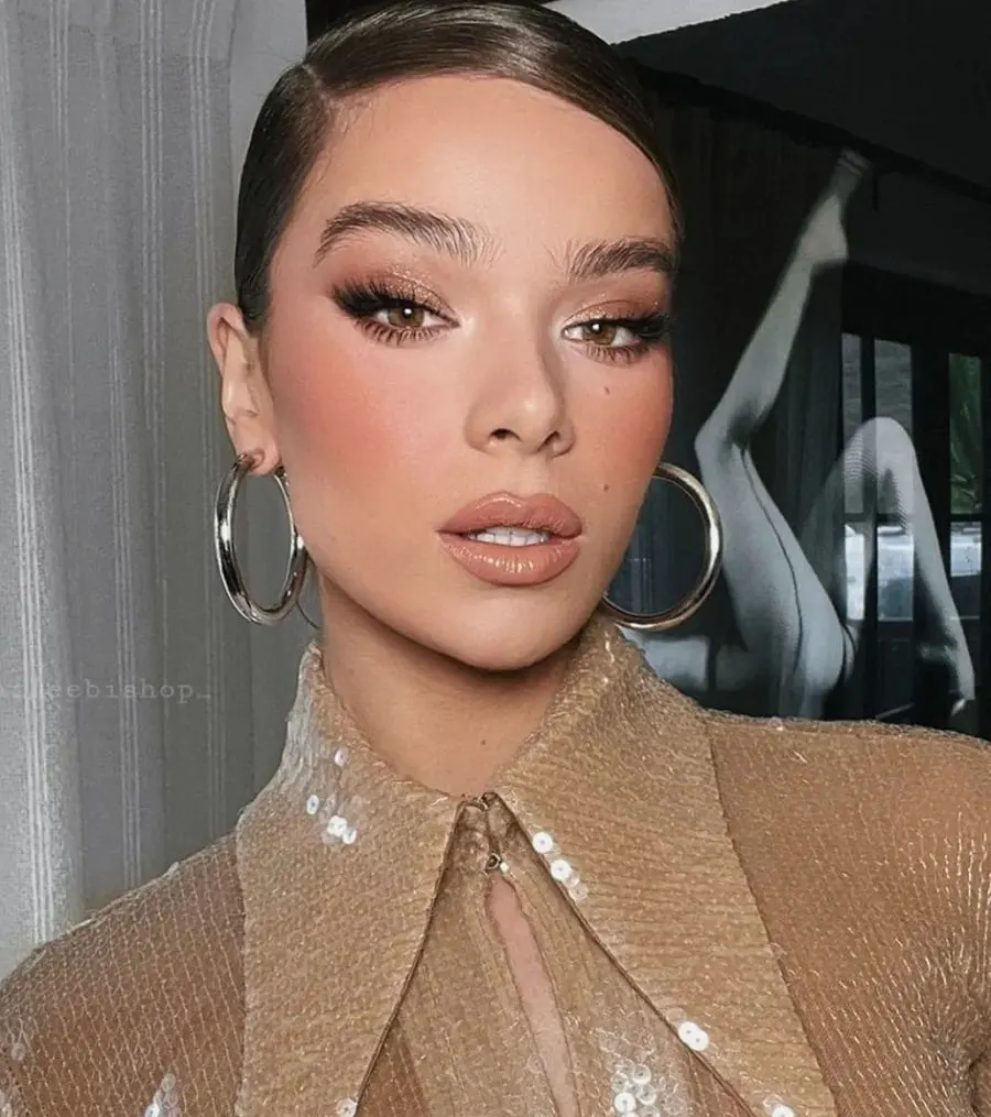 Actress With Black Hair and Brown Eyes-Hailee Steinfeld