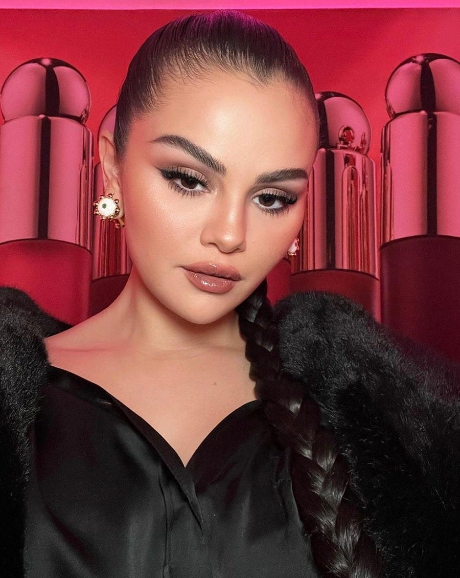 Actress With Black Hair and Brown Eyes-Selena Gomez