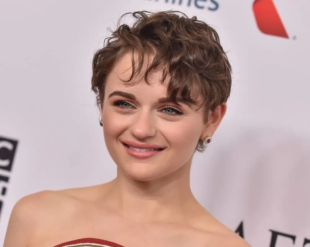 Actress with Wavy Pixie - Joey King