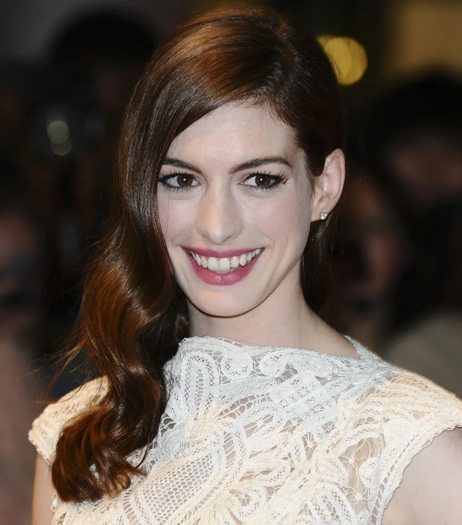 Anne Hathaway Hairstyle With Side Part