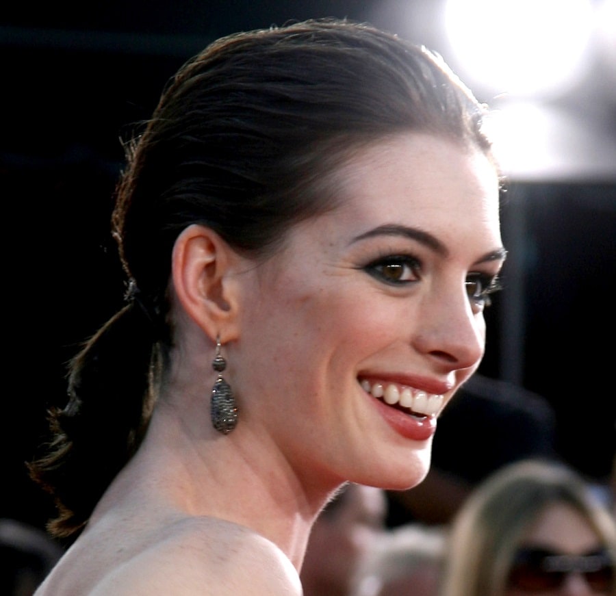 Anne Hathaway With Ponytail