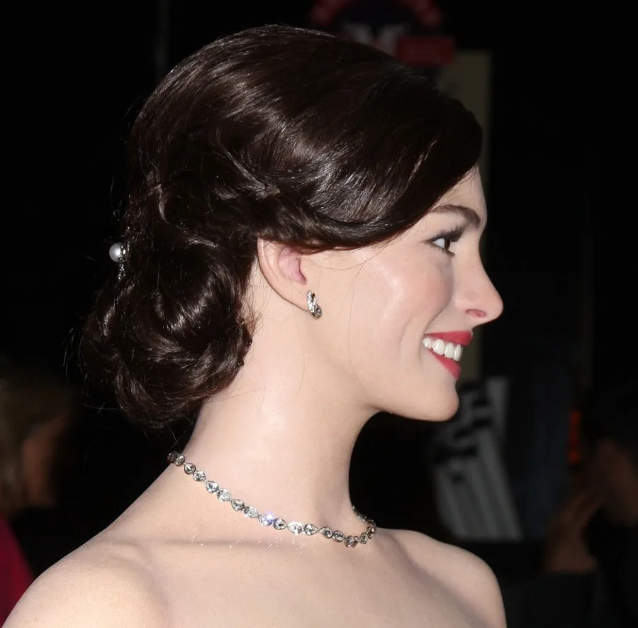 Anne Hathaway With Side Updo Hairstyle