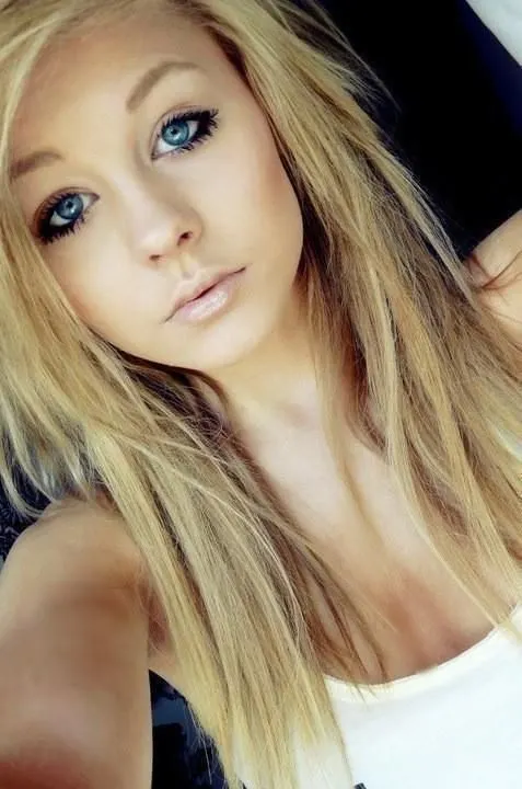 girl Choppy Cut Blonde Hairstyles with blue eyes 