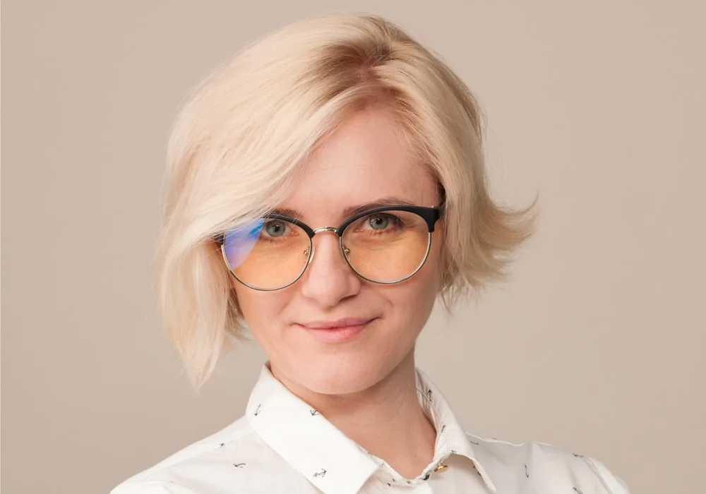 Blonde bob for oval face with glasses