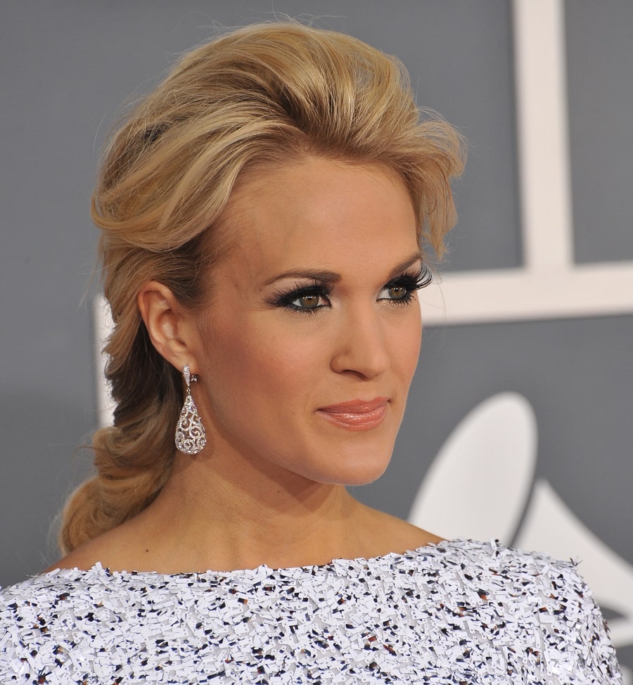 Carrie Underwood- a famous singer with a long face