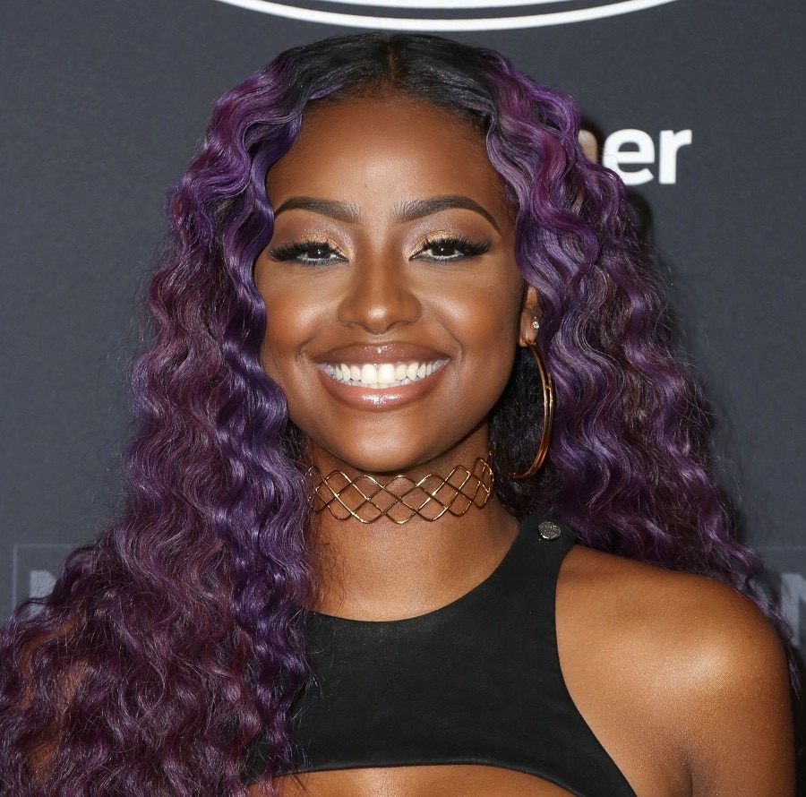 The famous Justine Skye with curly purple hair
