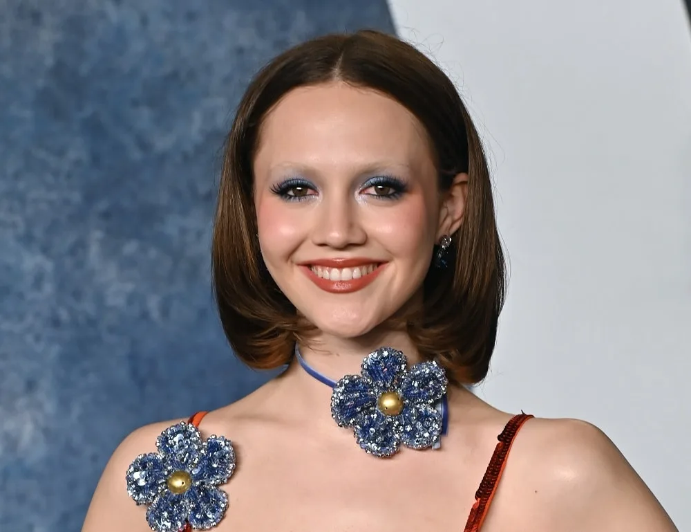 Celebrity bob haircut with middle part - Iris Apatow