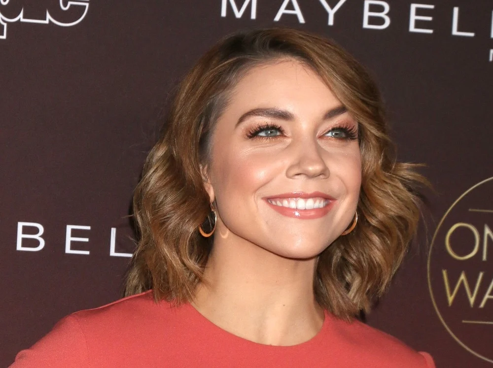 Celebrity dancer with bob haircut -  Jenna Johnson