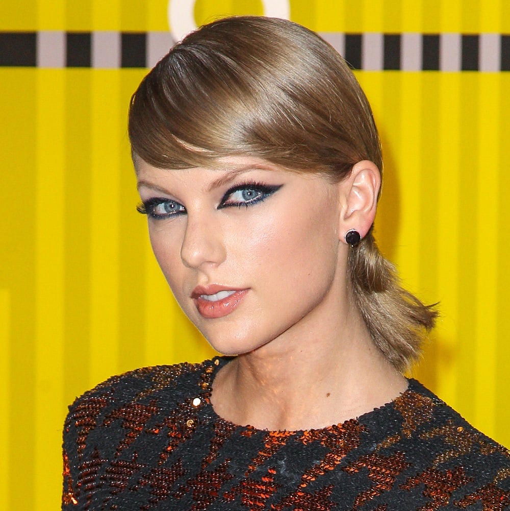 Celebrity singer with bob haircut -  Taylor Swift