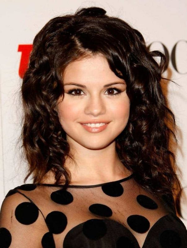 selena gomez loose curly hairstyle