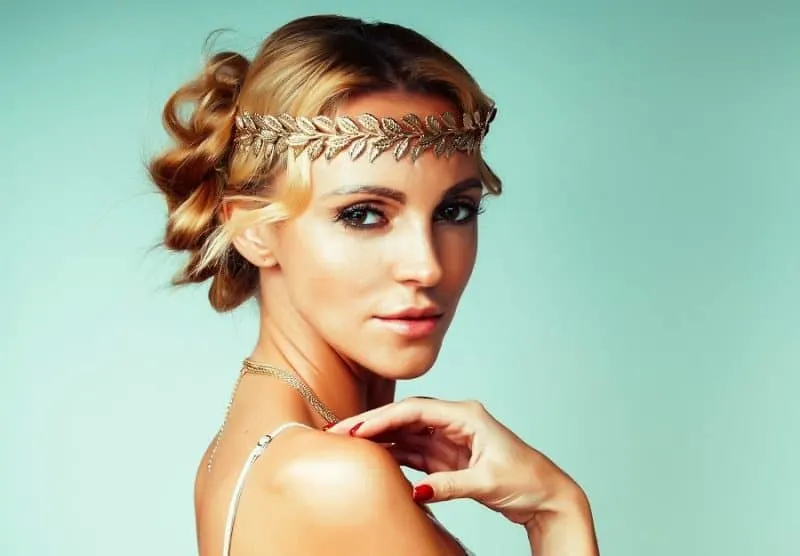 23 Trendy Greek Hairstyles for a Super-Flattering Look