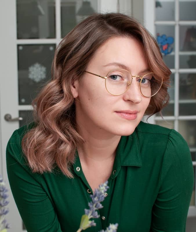 Hairstyle for Women in Their 20s with Glasses