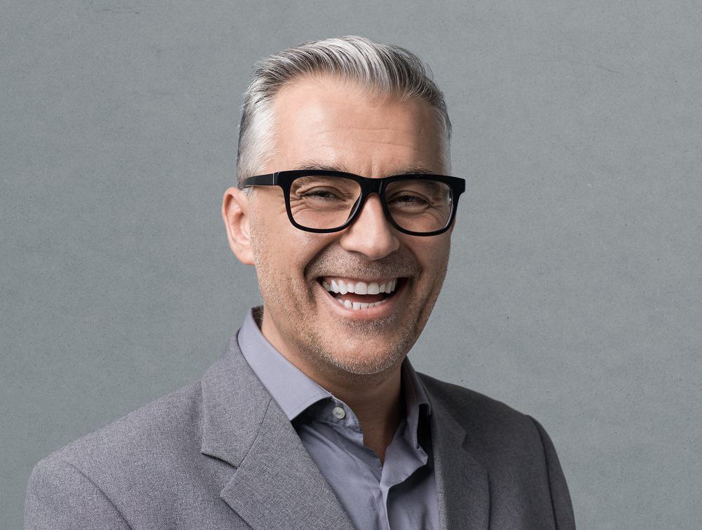 Hairstyle for older men with glasses