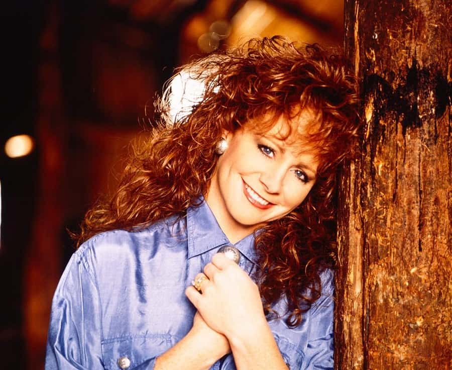 curly hairstyle by Reba McEntire 