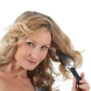 curl hair with hot air brush