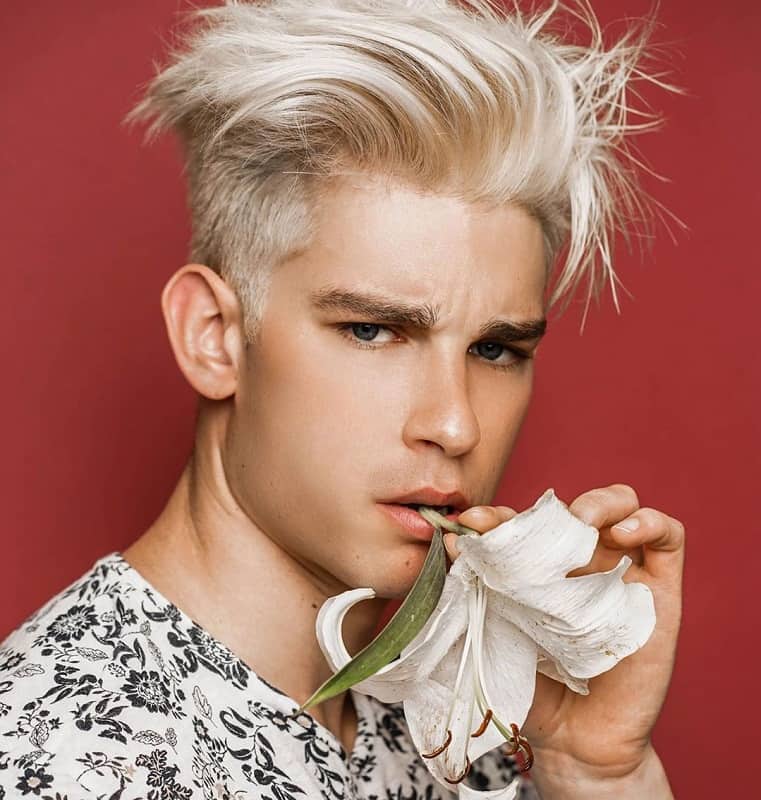Icy platinum hairstyle for guys