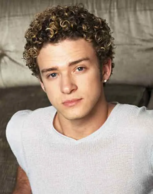 Jewfro hairstyle with tight curls