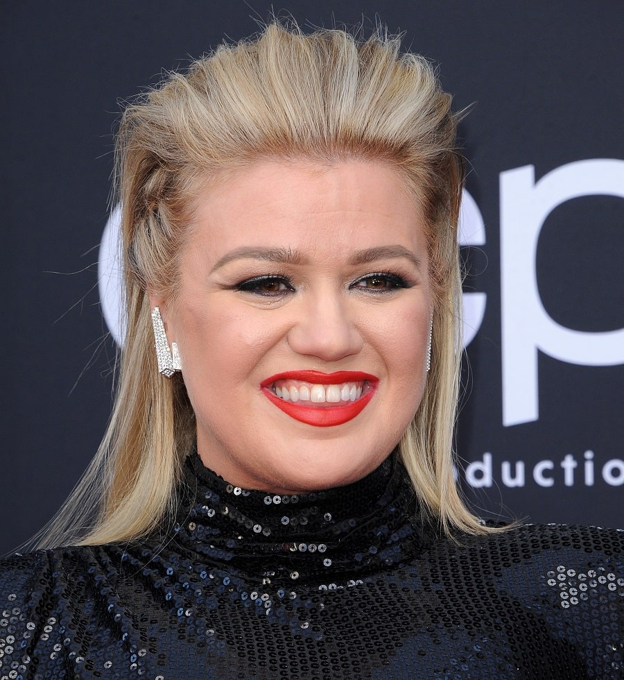 Kelly Clarkson- Celebrity Singer With Round Face