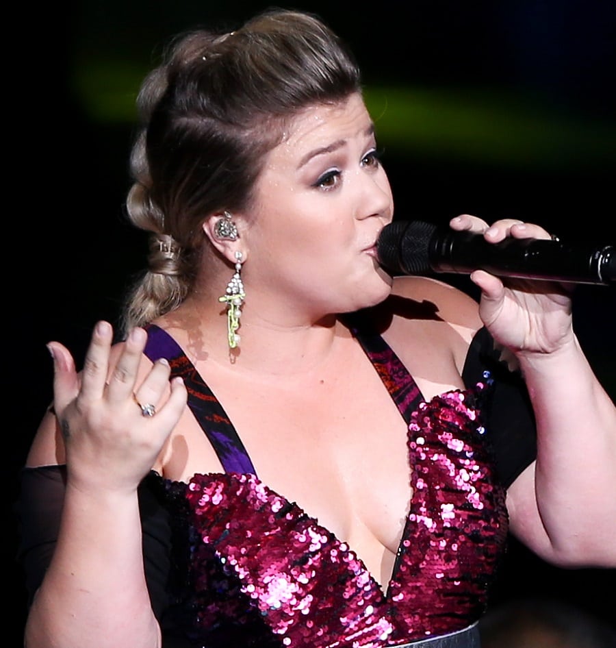 Kelly Clarkson with bubble ponytail