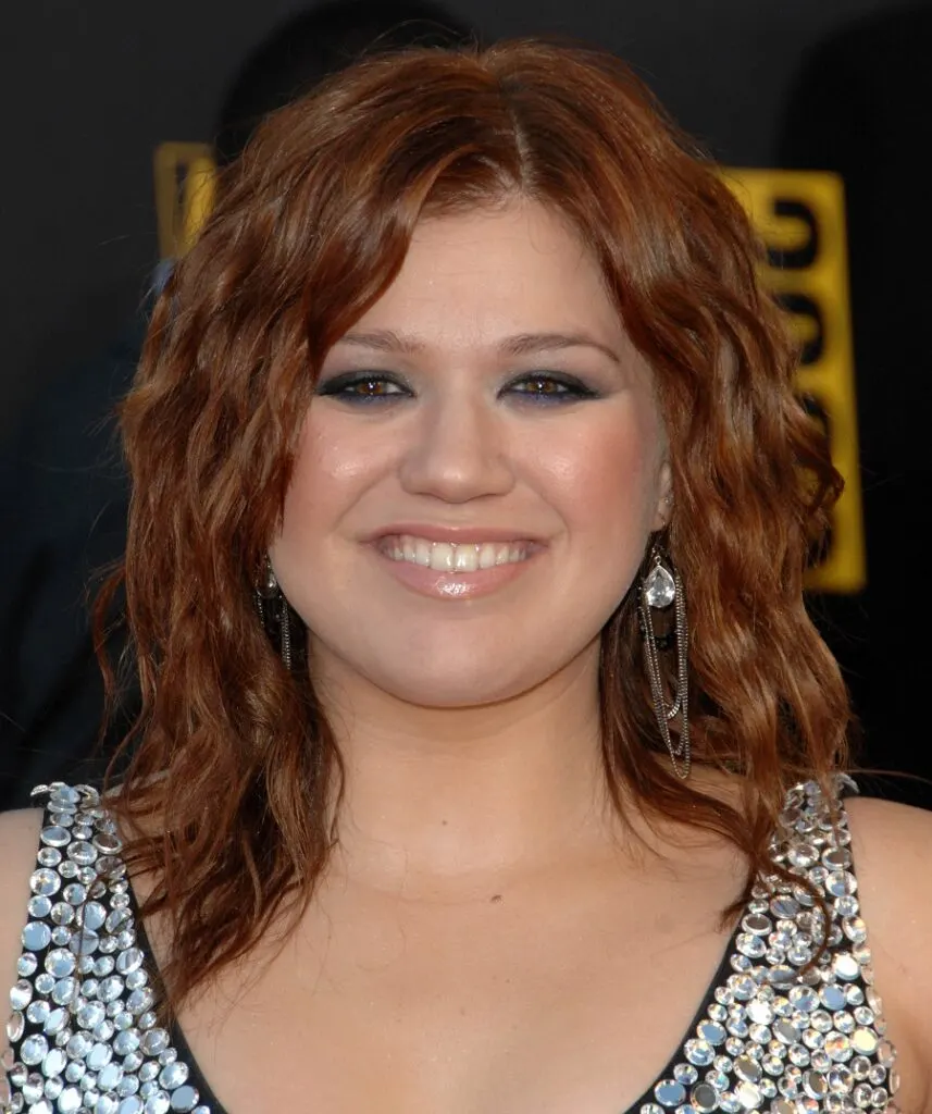 Kelly Clarkson with crimped hairstyle