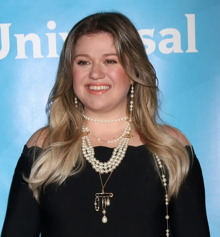 Kelly Clarkson with long blonde hair