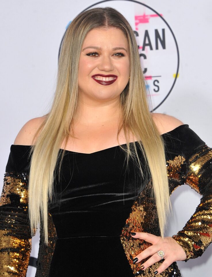 13 Spectacular Kelly Clarkson Hairstyles