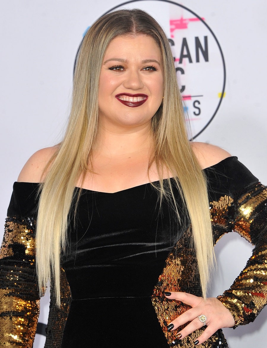 13 Spectacular Kelly Clarkson Hairstyles (2023)