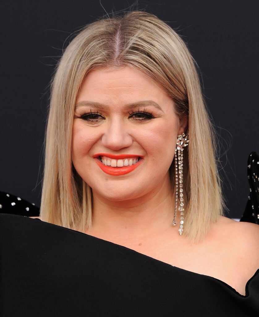 Kelly Clarkson with straight shoulder length hair