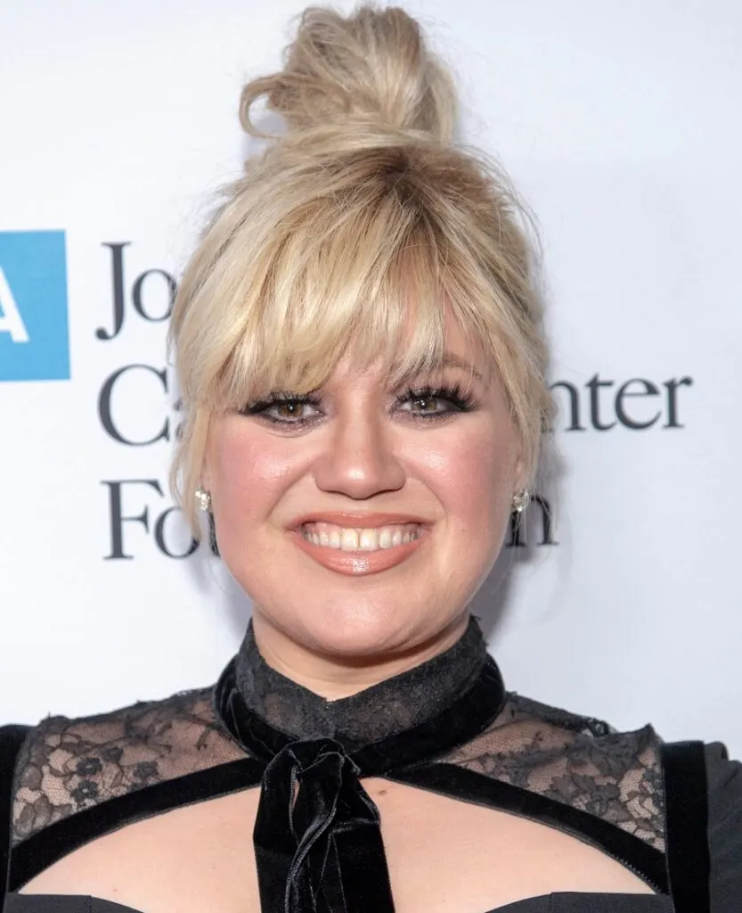 Kelly Clarkson with topknot