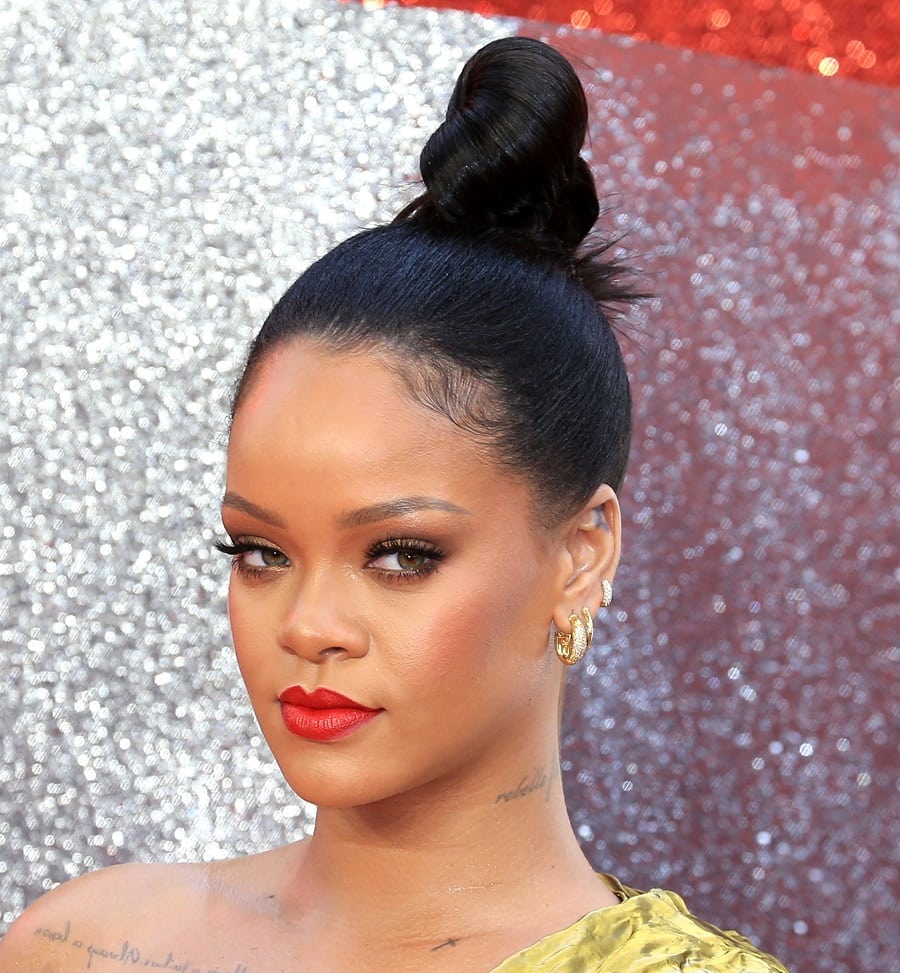Celebrity oval face shape Rihanna