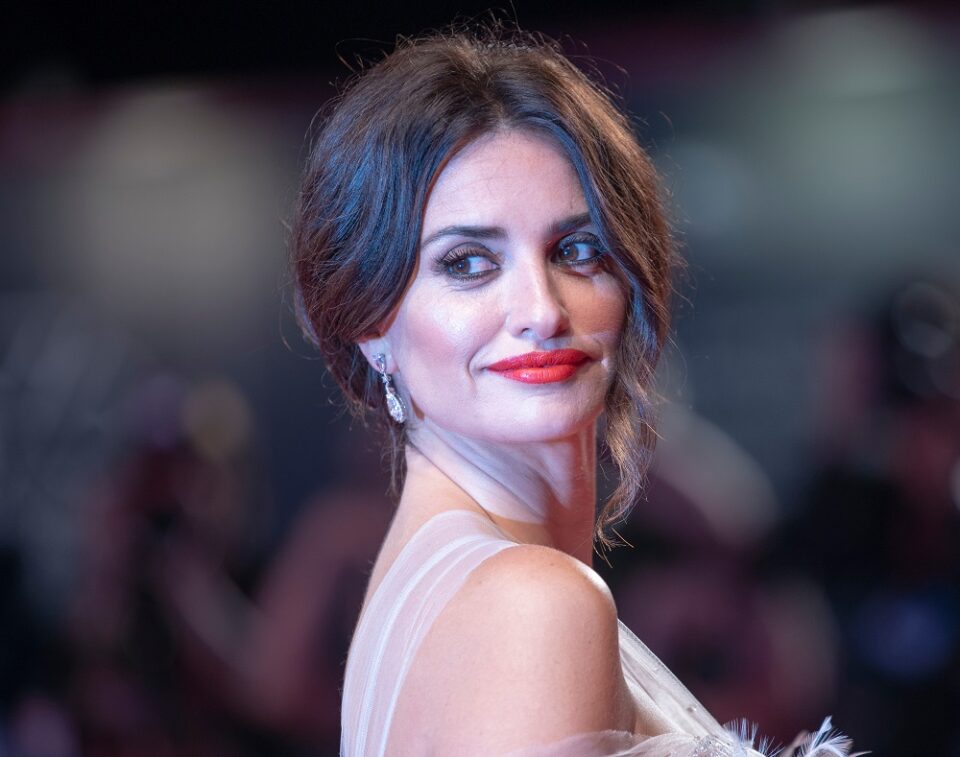 20 Glamorous Penelope Cruz Hairstyles 9973