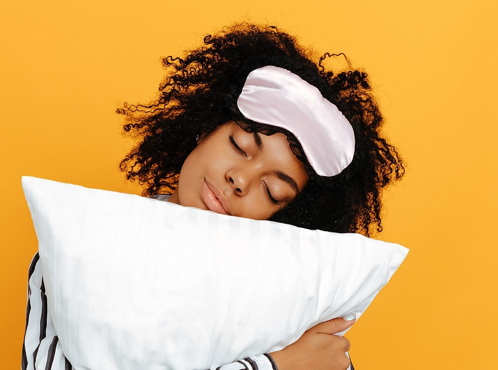 Reducing hair shrinkage and stretching of curls - use a silk pillow
