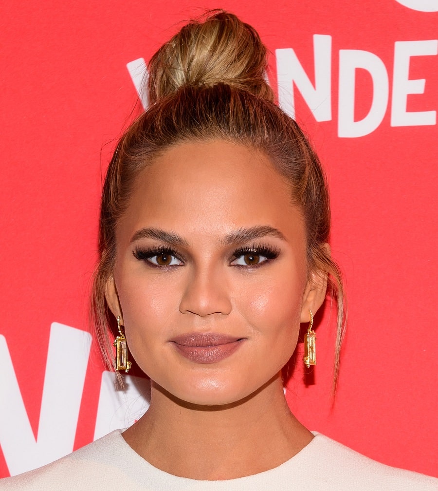 Round face shaped celebrity Chrissy Teigen