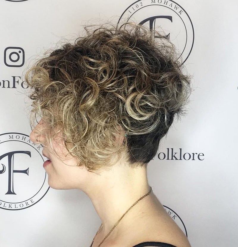 short curly bob with honey blonde highlights