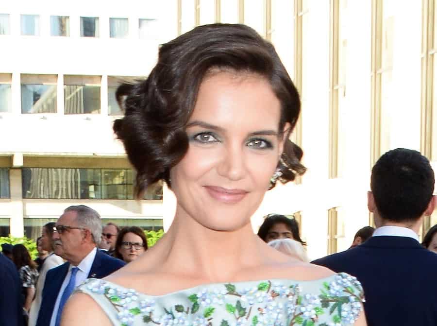 wavy short hairstyle by Katie Holmes