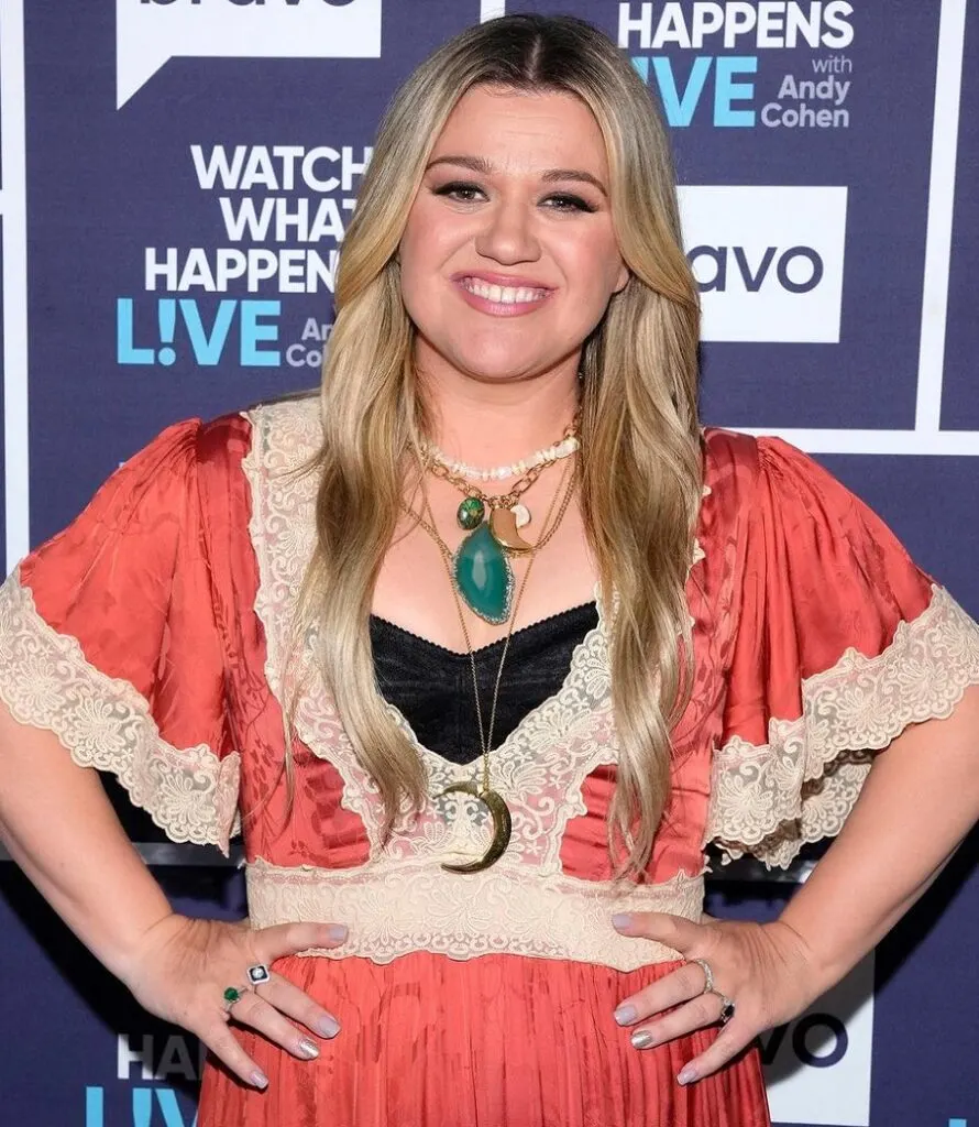 Singer Kelly Clarkson With Blonde Hair