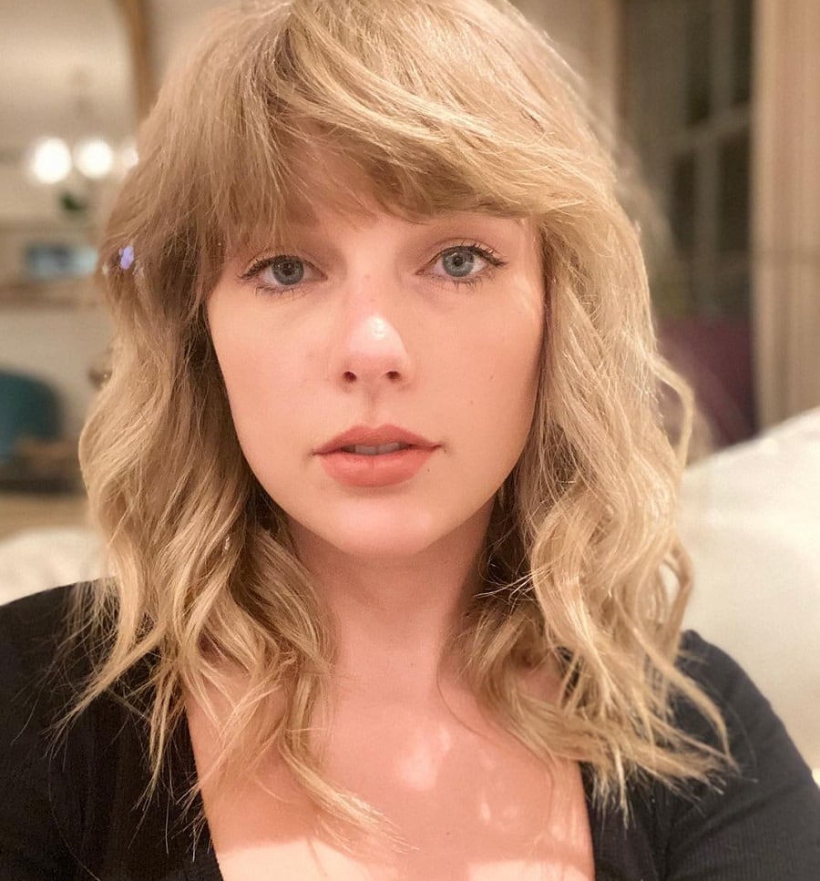 Singer Taylor Swift With Blonde Hair