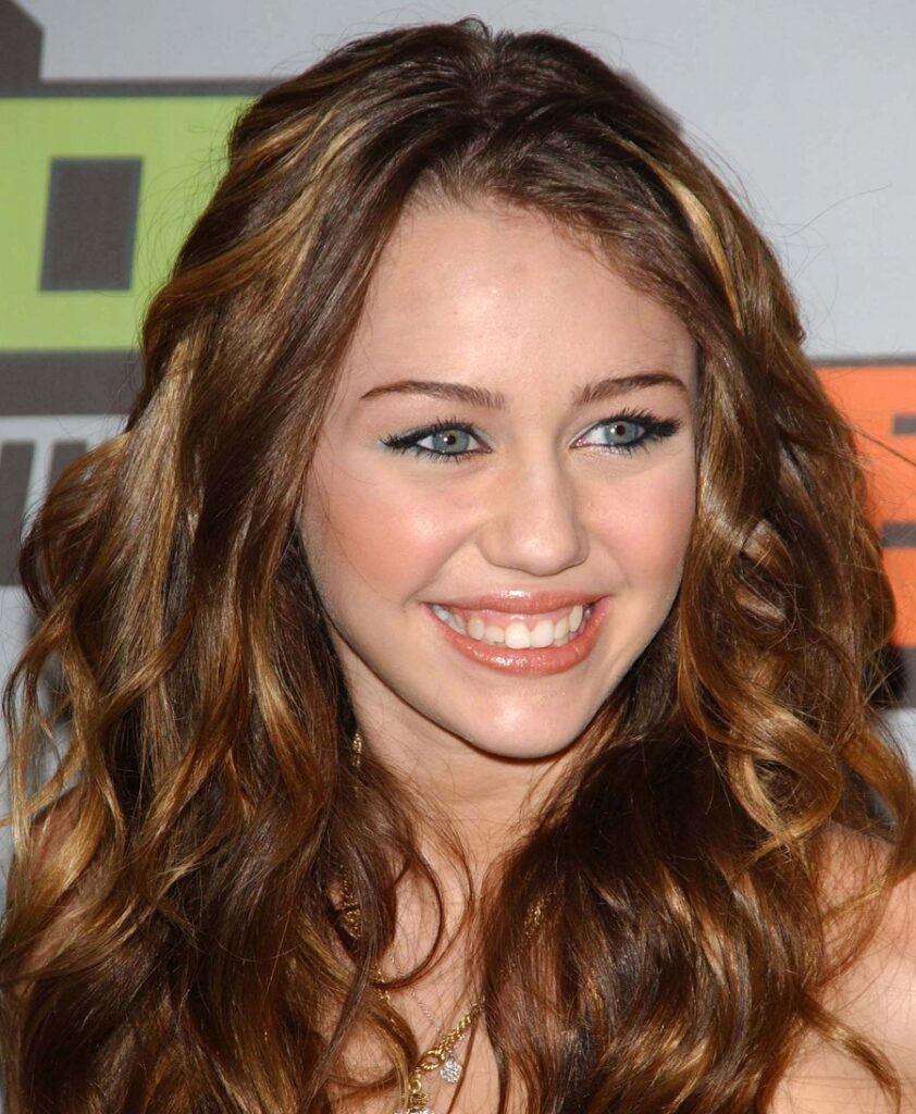 Singer With Brown Hair-Miley Cyrus