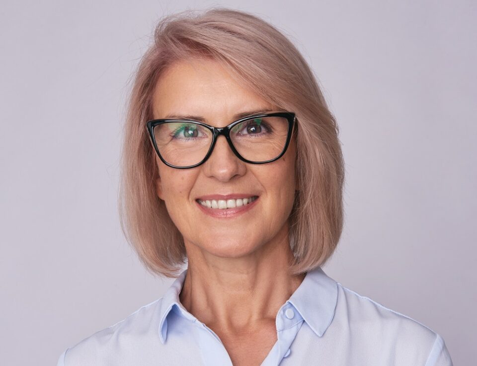 25 Chic Bob Haircuts for Women Over 50 With Glasses