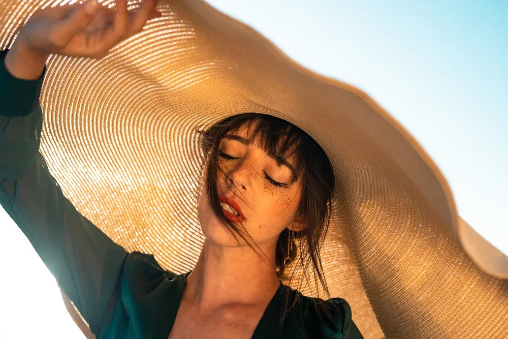 Use Sun Hat to Prevent Black Hair from Turning Brown