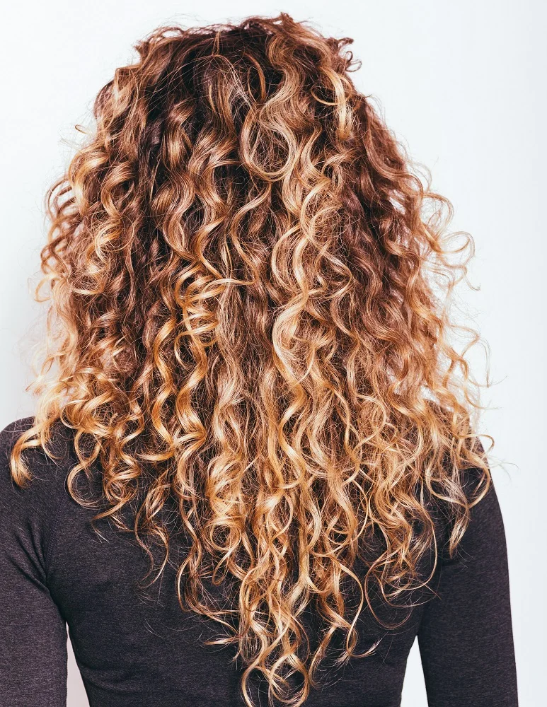 V-shaped natural curly hair