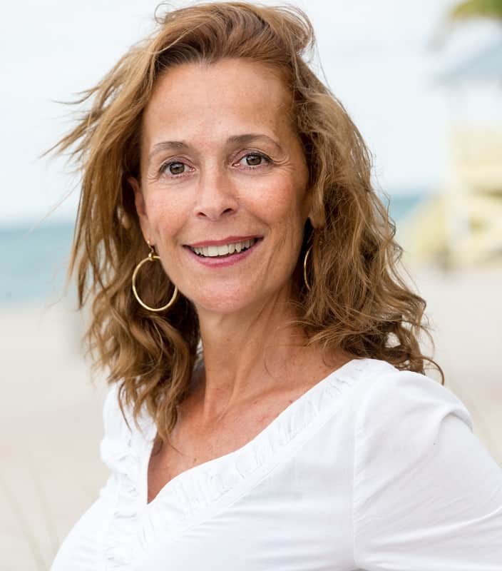Wavy hairstyle for women over 50 with fine hair