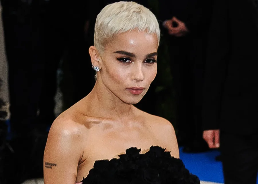 Zoë Kravitz platinum blonde pixie